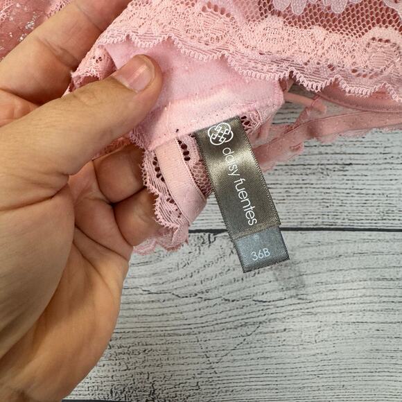 Daisy Fuentes Women's Intimates Pink Lace Bra & Panty Set Size 36B/Large - Picture 7 of 8